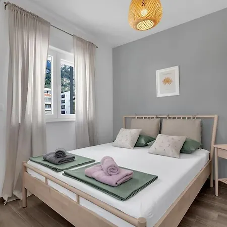 Apartment Penthouse Lena *